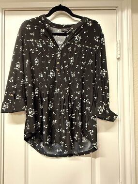 Cocomo Black Floral Blouse Size Large | Stretch Boho Pleated Top